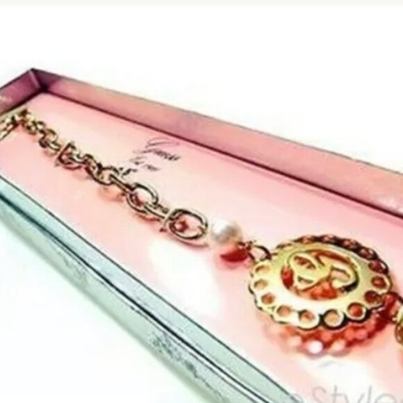 Guess Toggle Charm Bracelet Faux Pearl Charm Gold - Picture 1 of 4